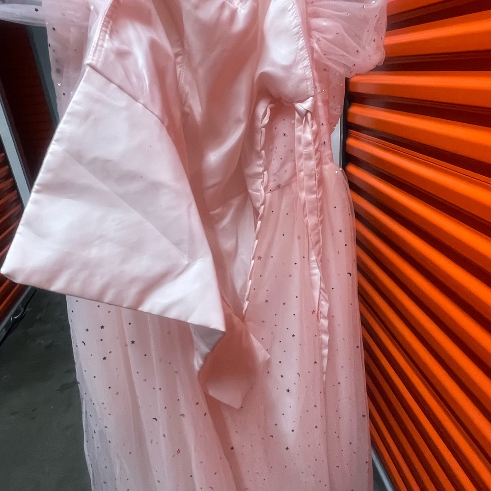 Elegant Pink Gown with Sparkling Details - Picture 6 of 11